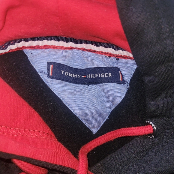Tommy Hilfiger Black Pullover Hoodie with Red Accents M - Picture 6 of 6